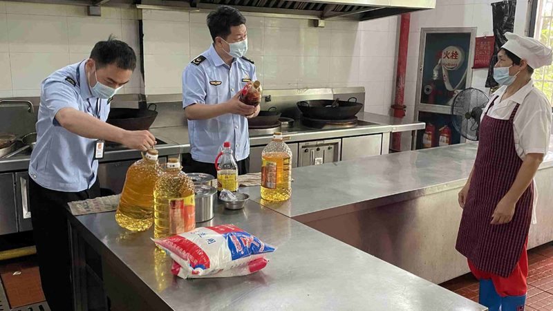 休闲食品加盟代理费用并非单一数字，而是由多个部分构成的。主要包括：